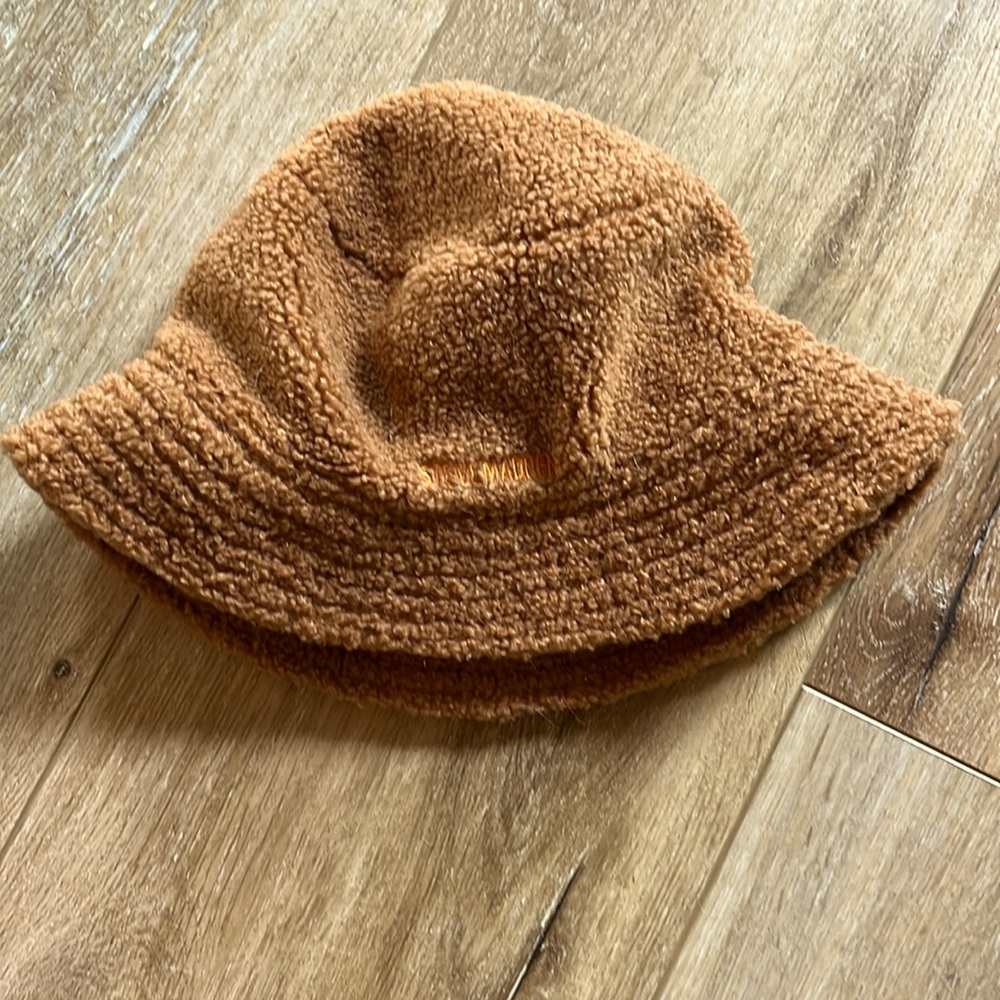 Steve Madden Sherpa bucket hat